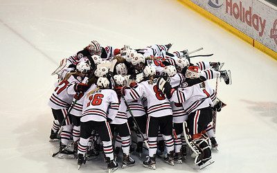 Women’s hockey holds on for a split vs St. Thomas
