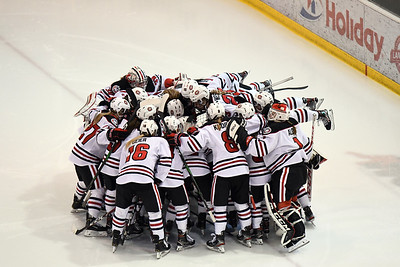 Women’s hockey holds on for a split vs St. Thomas